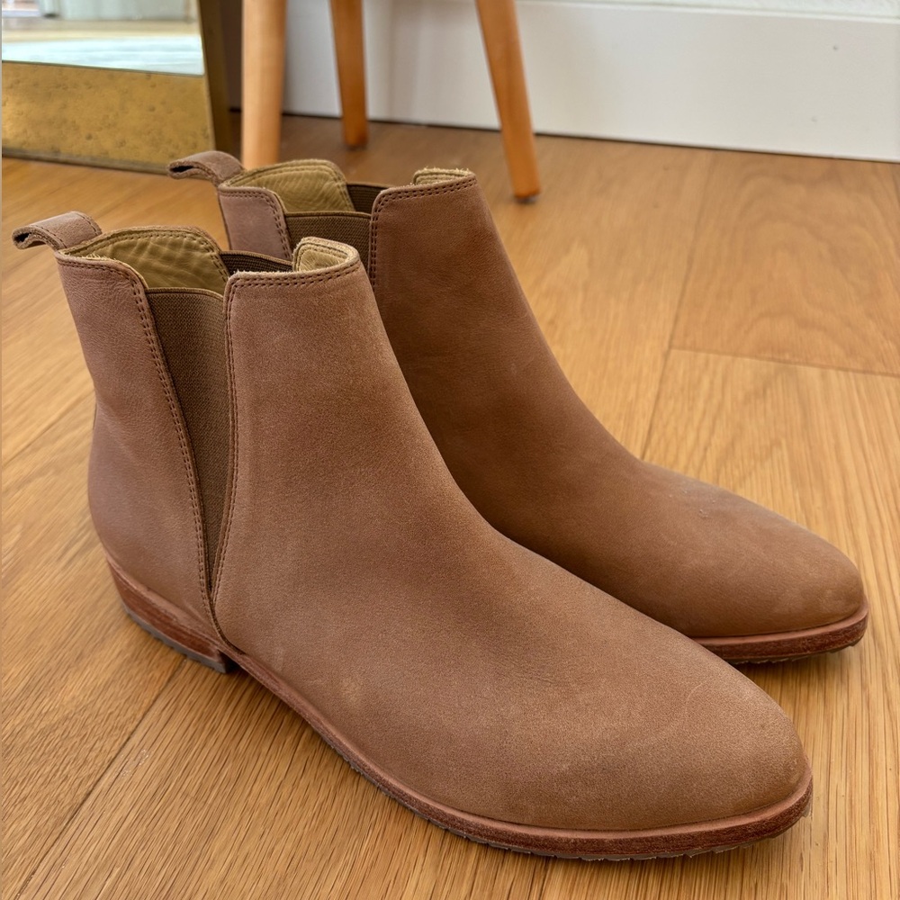 Nisolo Everyday Chelsea Boot in Almond size 9.5
